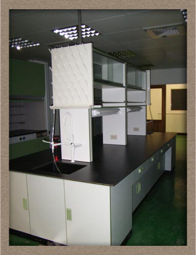 中央實驗桌(含水槽.晾乾架.藥架)