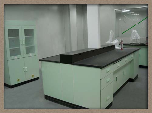 中央實驗桌(含水槽/緊急洗眼器).木製藥品櫃