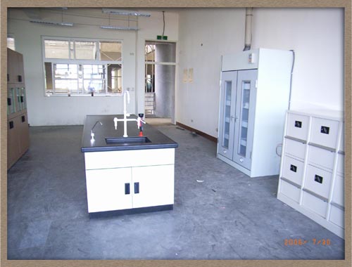 中央實驗桌(含水槽/緊急洗眼器).木製藥品櫃