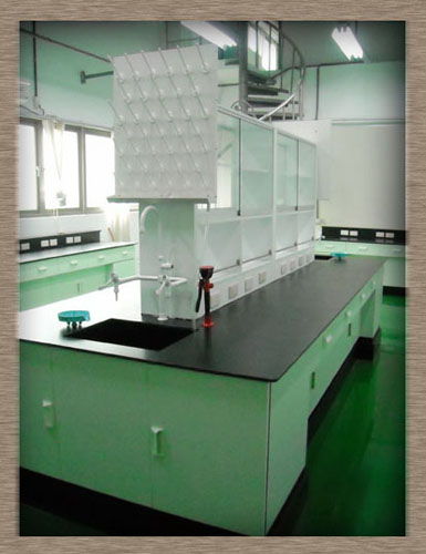 中央實驗桌(含晾乾架/急緊洗眼器/容器逆洗裝置)