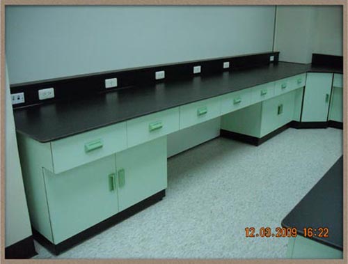 靠邊實驗桌配合現場牆面設計
