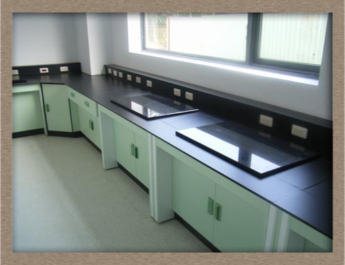 實驗桌上放置大理石.防震墊片