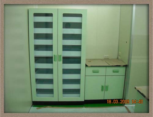 木製置物櫃與實驗桌