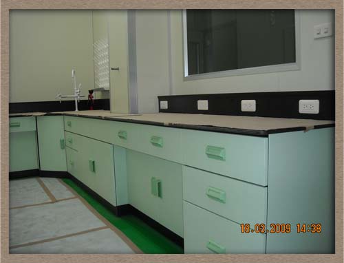 靠邊實驗桌(含水槽.晾乾架.緊急洗眼器)